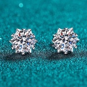 1 CtTW Platinum Stud Earrings
